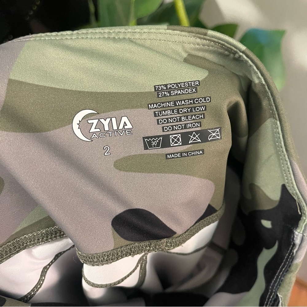 Zyia Active Camo Print Light n Tight Legging Size 2 - Picture 9 of 9